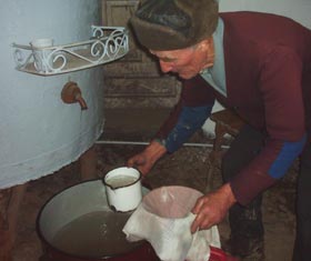 Rachiul proaspat iesit din distilator Rachiul proaspat iesit din distilator