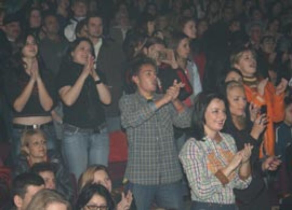 Explozie de sunete și lumini în Casa de Cultură