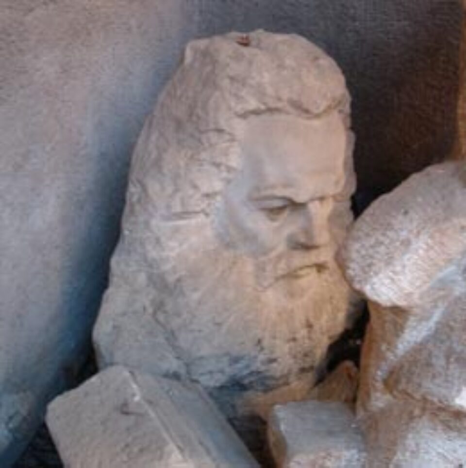 Karl Marx, mezorelief în piatră neşlefuită (Martin Isak) Karl Marx, mezorelief în piatră neşlefuită (Martin Isak)