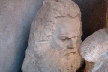 Karl Marx, mezorelief în piatră neşlefuită (Martin Isak)