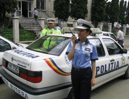 Femei cu pistol și baston