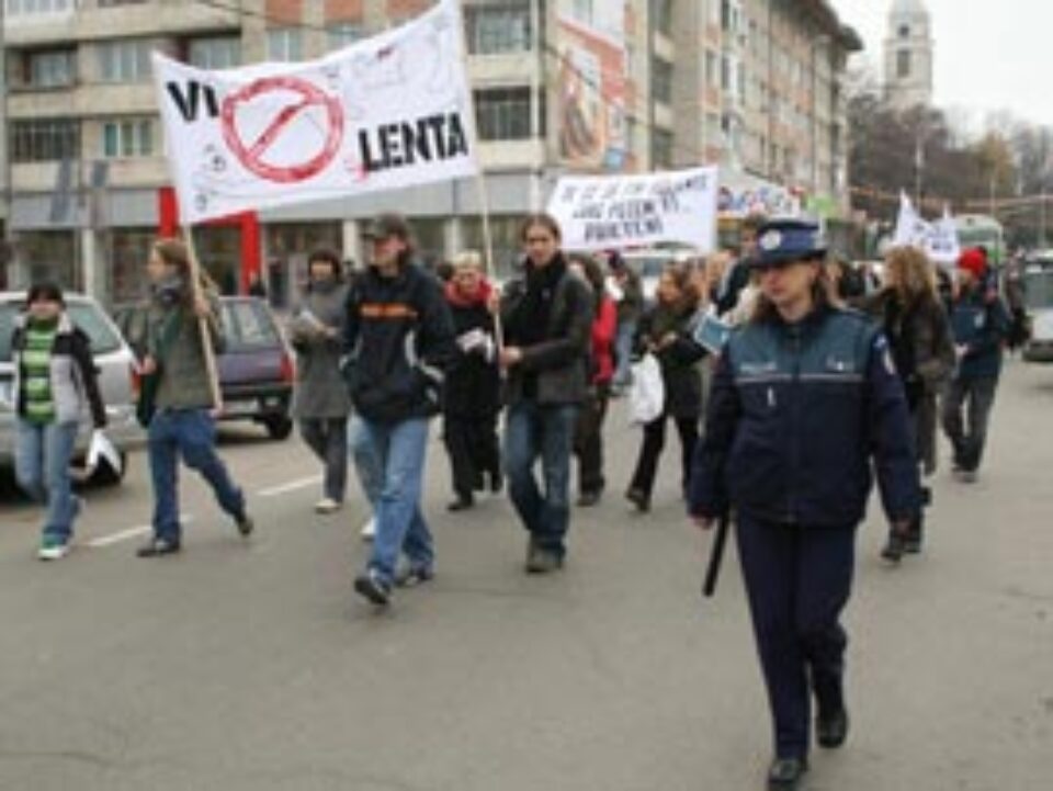 Elevii suceveni au spus „nu” violenței, în stradă Elevii suceveni au spus „nu” violenței, în stradă