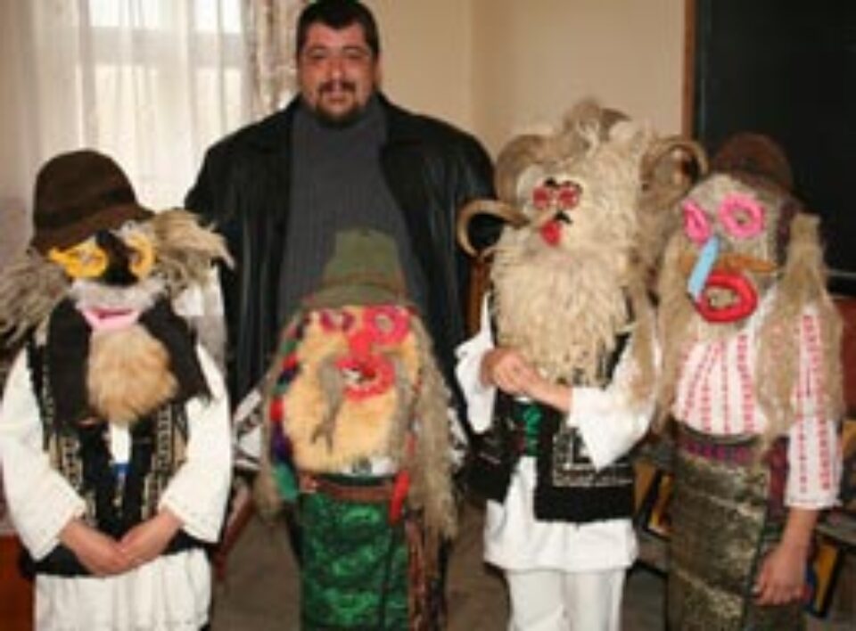 Învăţătorul Traian Seserman şi elevii săi