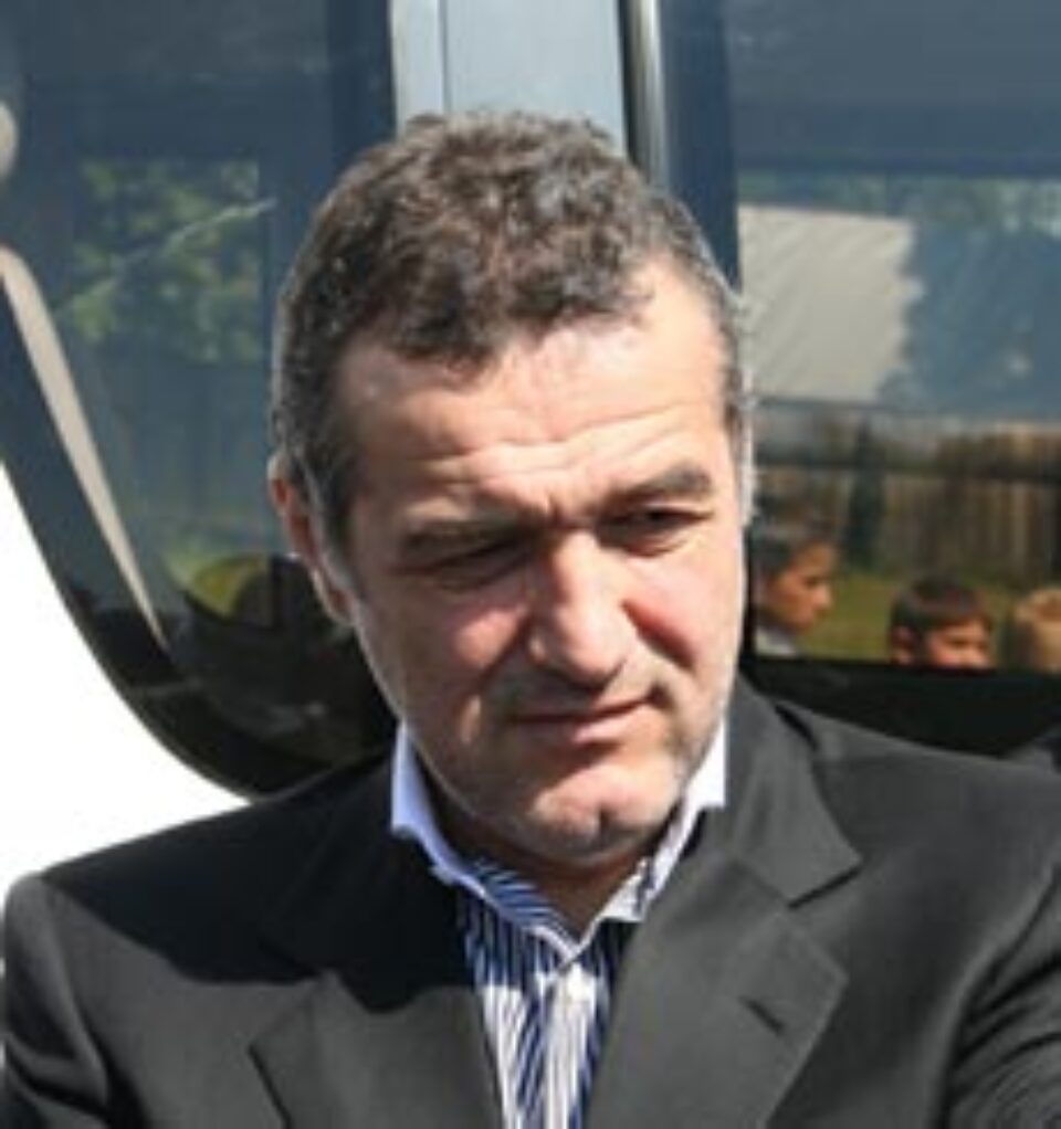 Gigi Becali a dat trei miliarde de lei vechi pentru catedrala din Suceava Gigi Becali a dat trei miliarde de lei vechi pentru catedrala din Suceava