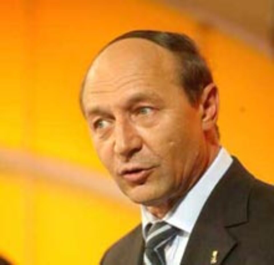 Băsescu dă curs propunerii de revocare a lui Flutur din funcția de ministru Băsescu dă curs propunerii de revocare a lui Flutur din funcția de ministru