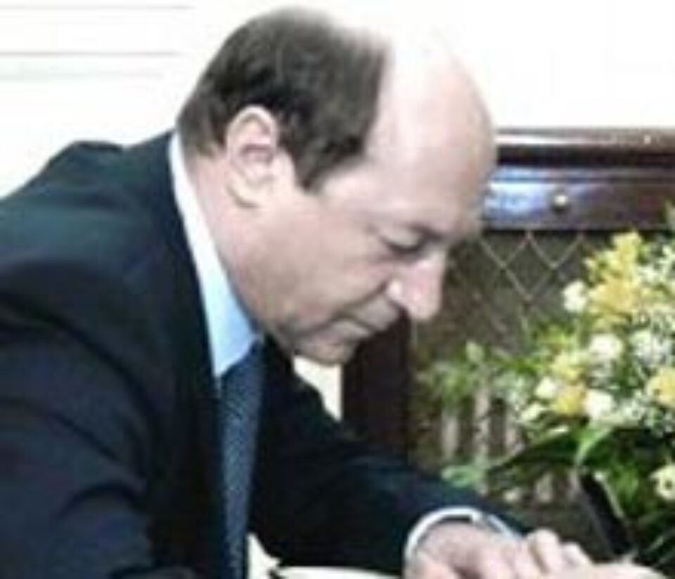 Băsescu a semnat decretul de revocare a lui Flutur din funcția de ministru