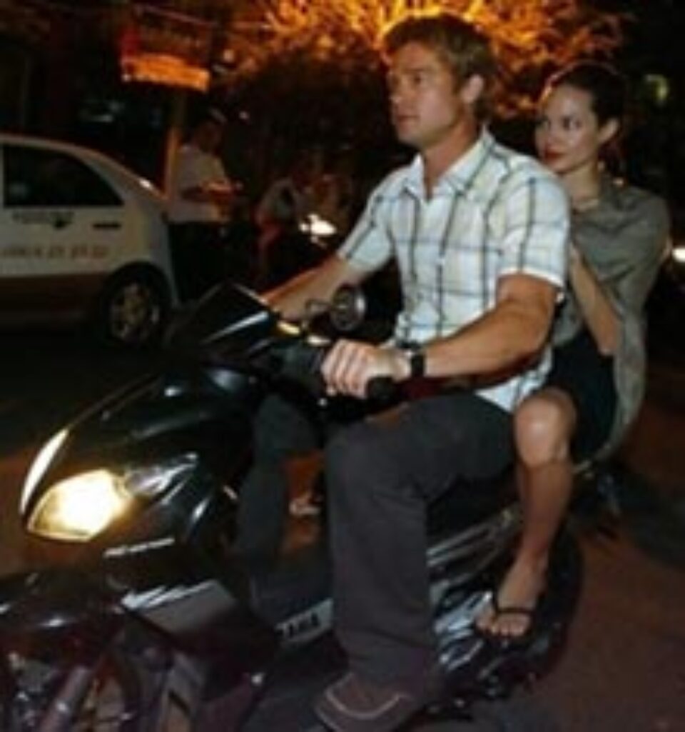 Brad Pitt și Angelina Jolie în vizită la Vietnam Brad Pitt și Angelina Jolie în vizită la Vietnam