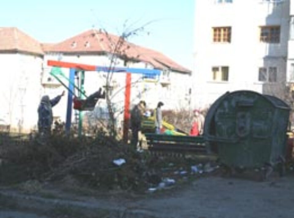 Grămezi de gunoi pe locurile de joacă pentru copii