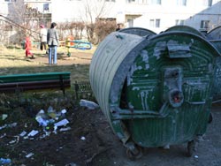 Grămezi de gunoi pe locurile de joacă pentru copii