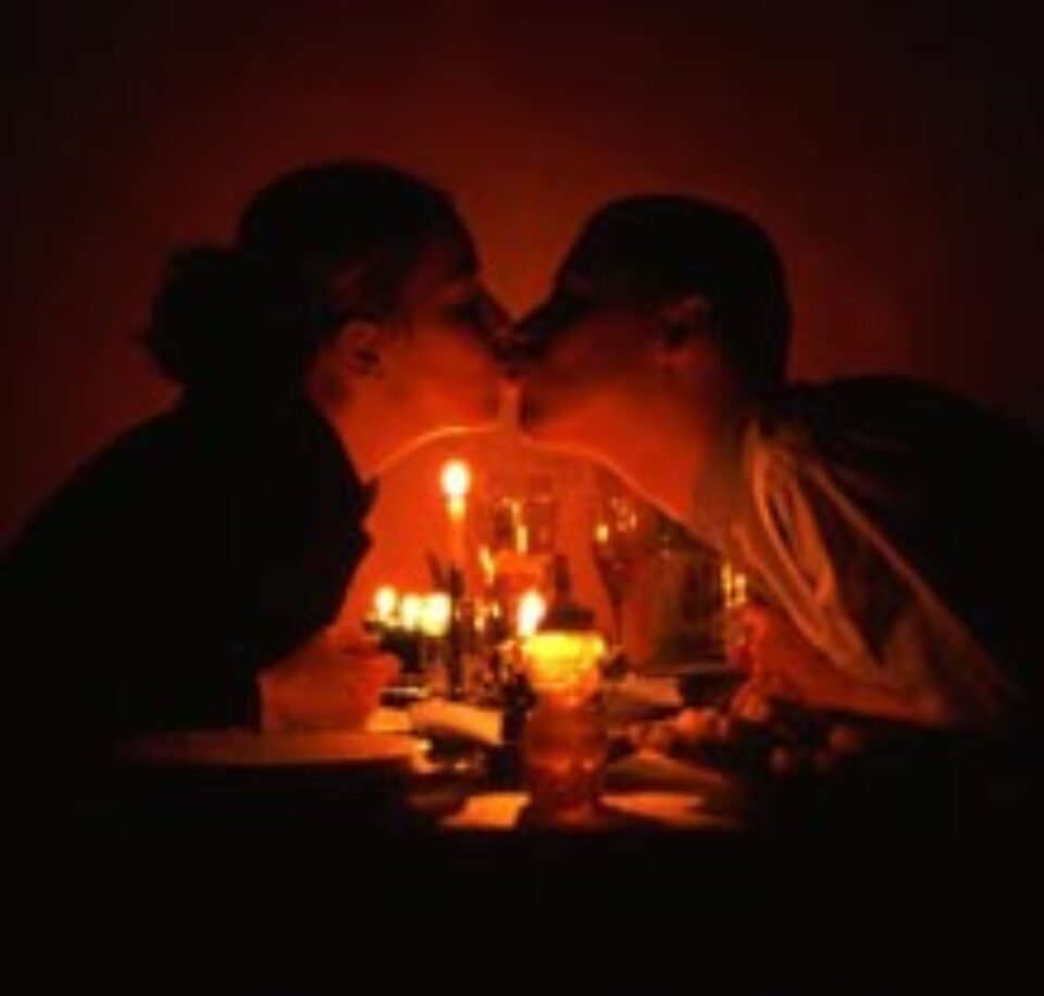 Cina pe întuneric - o nouă provocare în materie de restaurante Cina pe întuneric - o nouă provocare în materie de restaurante