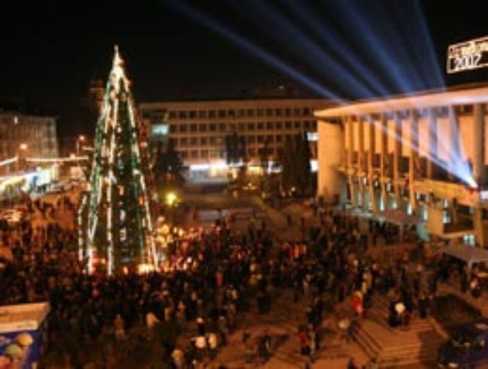 Luminile bradului aprins in centrul Sucevei