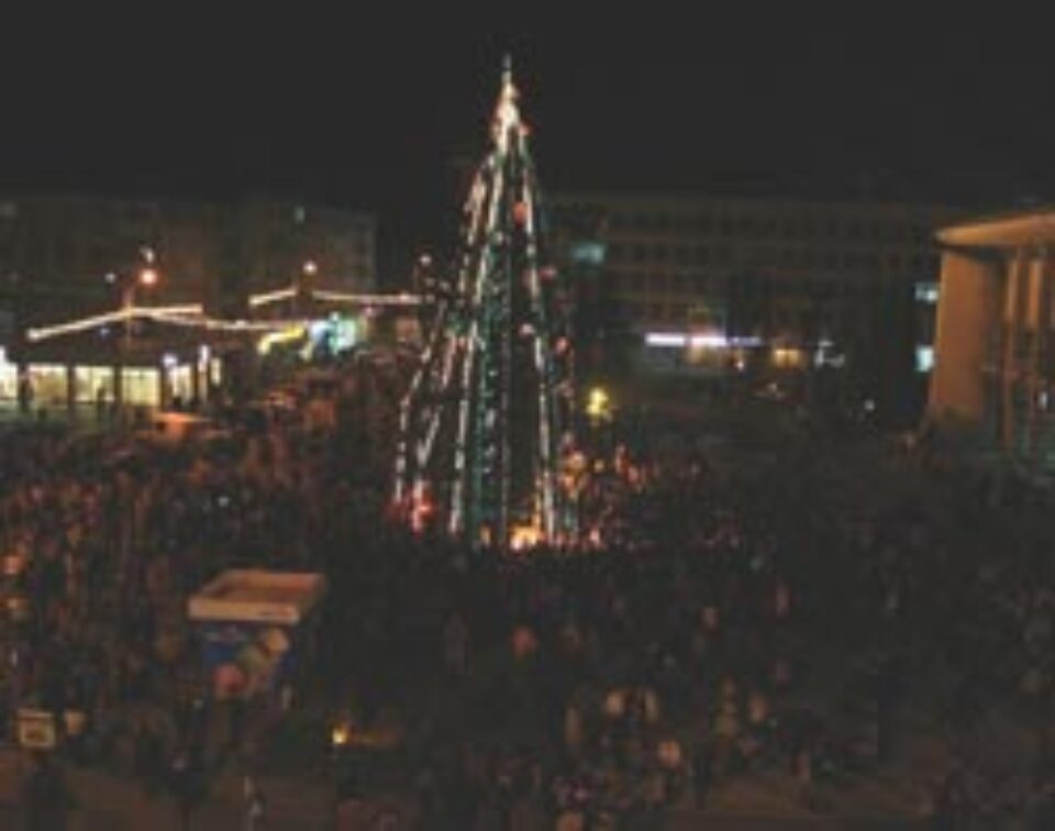 Puzderie de lume la aprinderea luminilor bradului de Crăciun