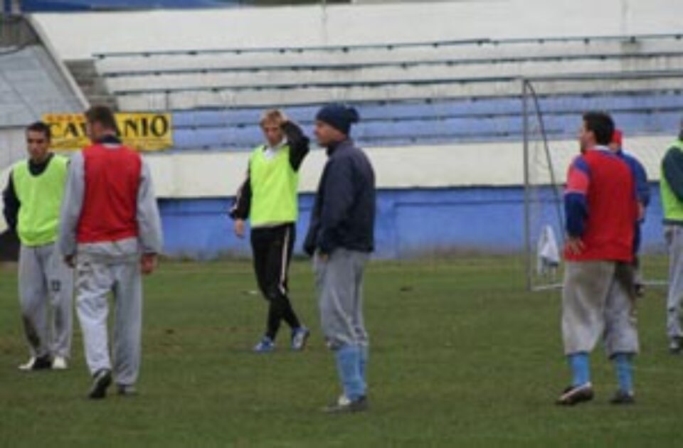 Se caută un fundaș și un atacant Se caută un fundaș și un atacant