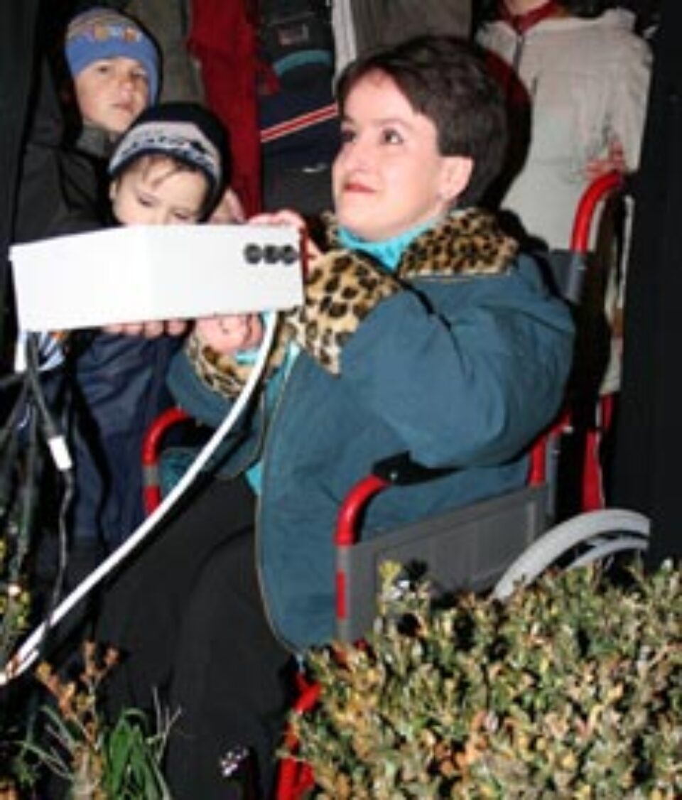 Mihaela Lazar aprinzand luminile bradului din Centru