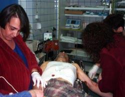 Spulberați de tren la un pasaj de trecere a căii ferate