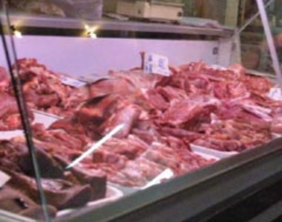 Carne de calitate îndoielnică, la hala din piața George Enescu