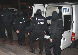 Suceveni implicați într-o rețea de trafic de persoane, săltați de Crima Organizată