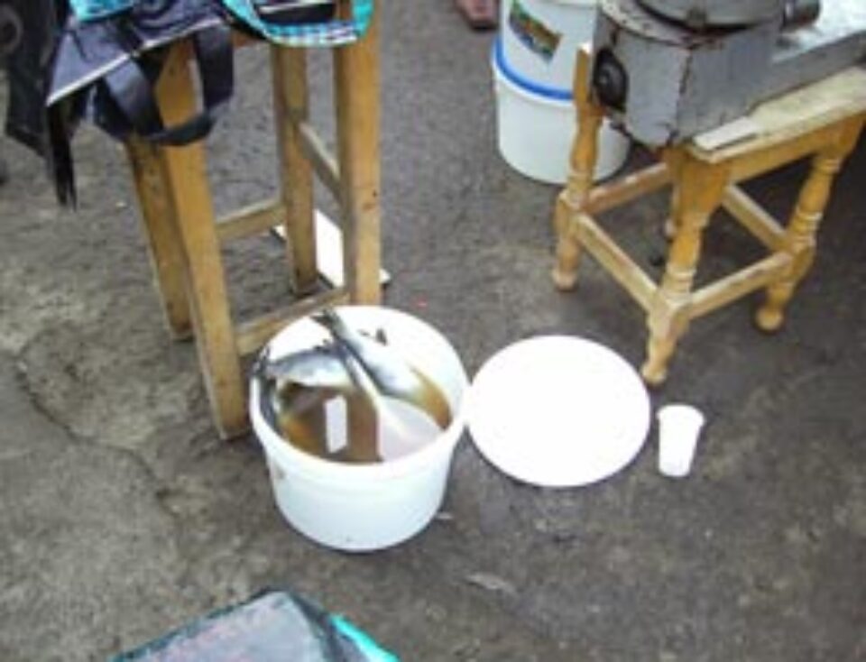 Peste 150 de kg de pește, brânză și dulciuri confiscate din piața Rădăuți Peste 150 de kg de pește, brânză și dulciuri confiscate din piața Rădăuți