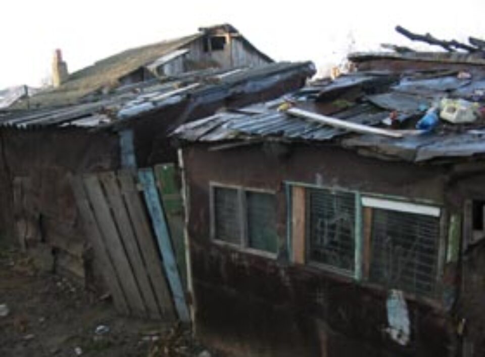 Maghernitele aparute in jurul blocului tiganilor de pe Dumbravii