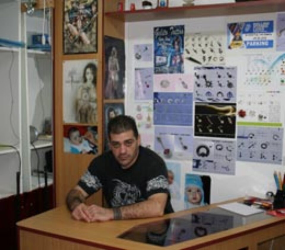 Un spaniol îi tatuează pe suceveni