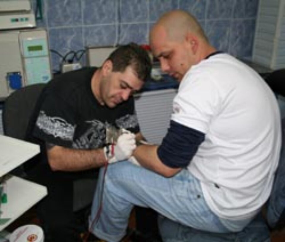 Un spaniol îi tatuează pe suceveni