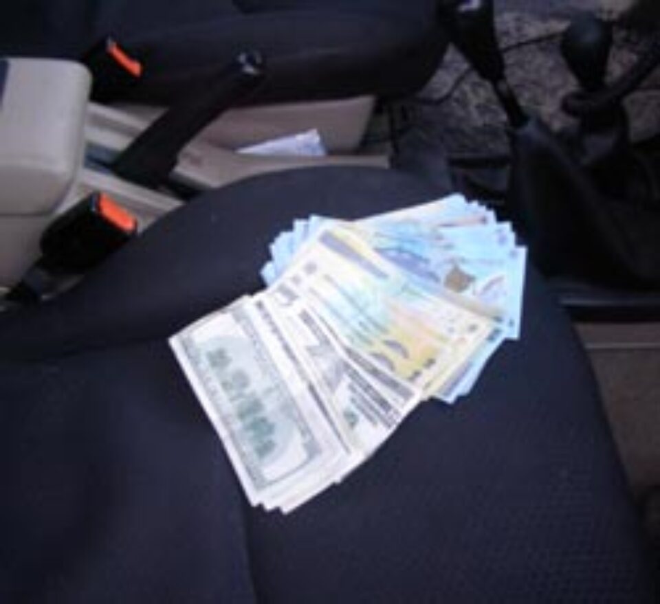 Vameș cercetat într-o rețea de traficanți cu țigări de contrabandă