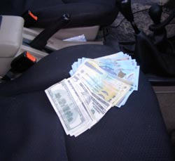 Vameș cercetat într-o rețea de traficanți cu țigări de contrabandă