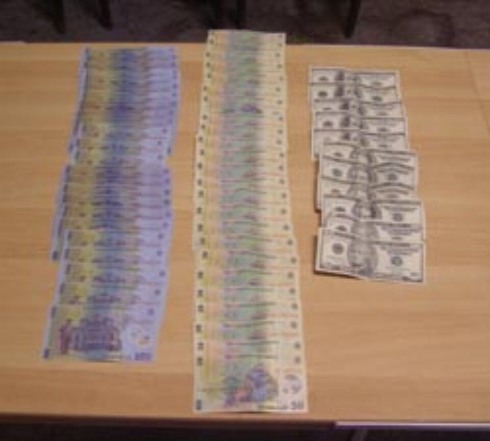 Vameș cercetat într-o rețea de traficanți cu țigări de contrabandă