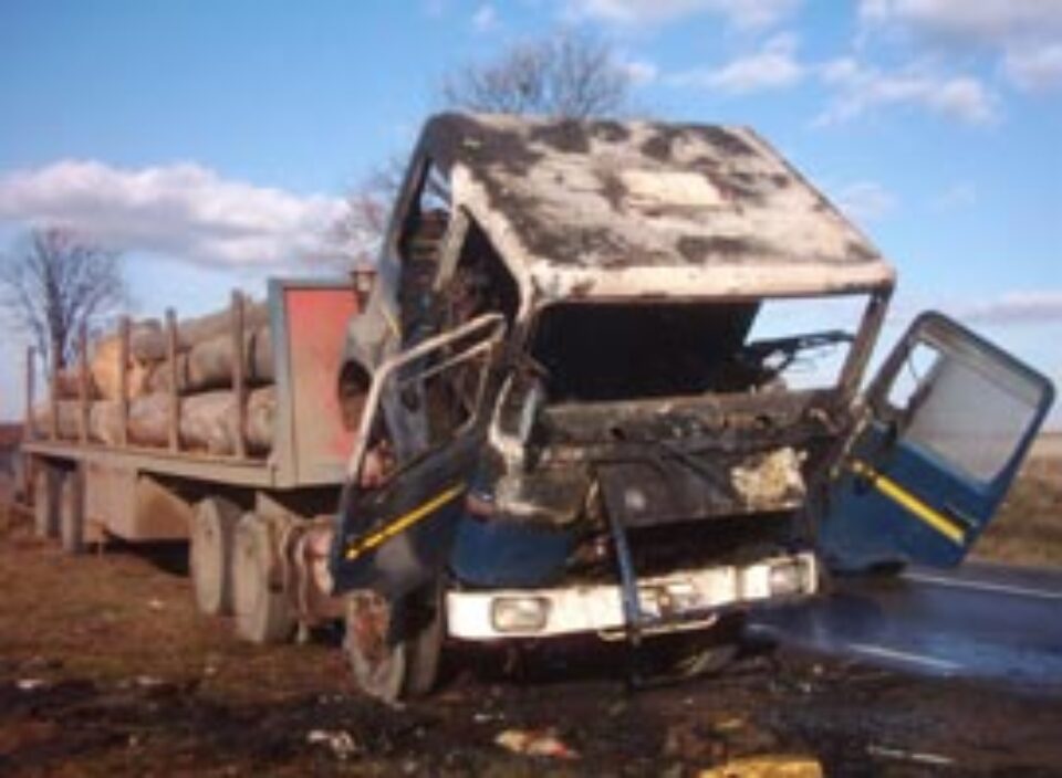 Autotractor în flăcări la intrarea în Cumpărătura