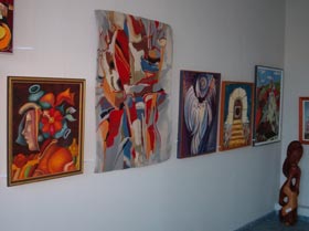 Un salon al normalității și democrației