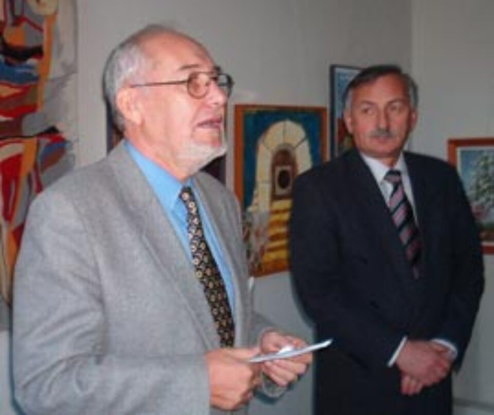 Un salon al normalității și democrației