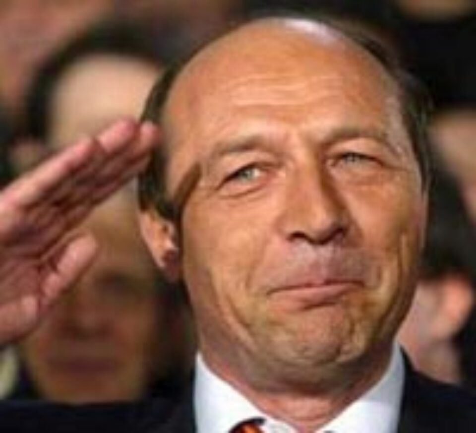 Dormiți liniștiți, președintele s-a bătut en-gros cu comunismul