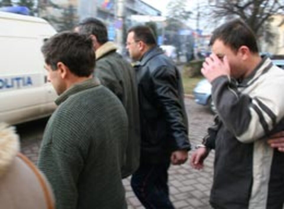 Indivizii implicaţi în reţeaua de contrabandă cu ţigări îşi vor petrece Crăciunul şi Revelionul după gratii