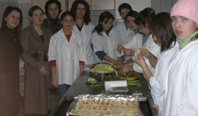 Elevii humoreni, învățați să organizeze o masă festivă