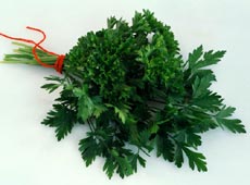 Pătrunjelul, de patru ori mai multă vitamina C decât citricele