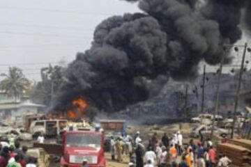 Peste 500 de morți în urma exploziei unei conducte de petrol în Nigeria