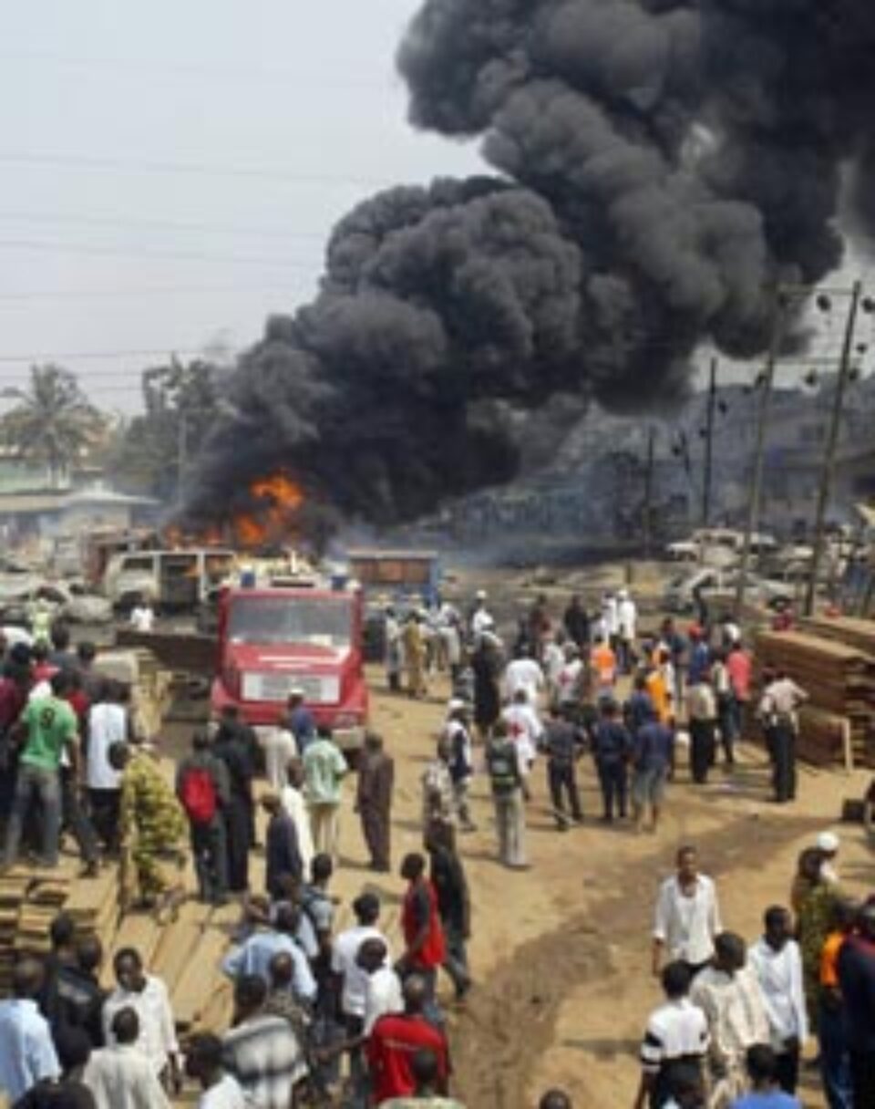 Peste 500 de morți în urma exploziei unei conducte de petrol în Nigeria Peste 500 de morți în urma exploziei unei conducte de petrol în Nigeria