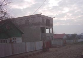 Desfrâu, găinării și un sat terorizat de Nebunică