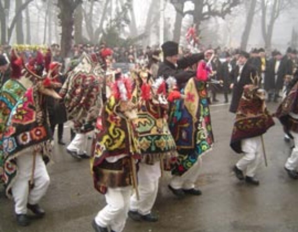 Alaiul măștilor și parada portului popular, pe străzile Sucevei Alaiul măștilor și parada portului popular, pe străzile Sucevei