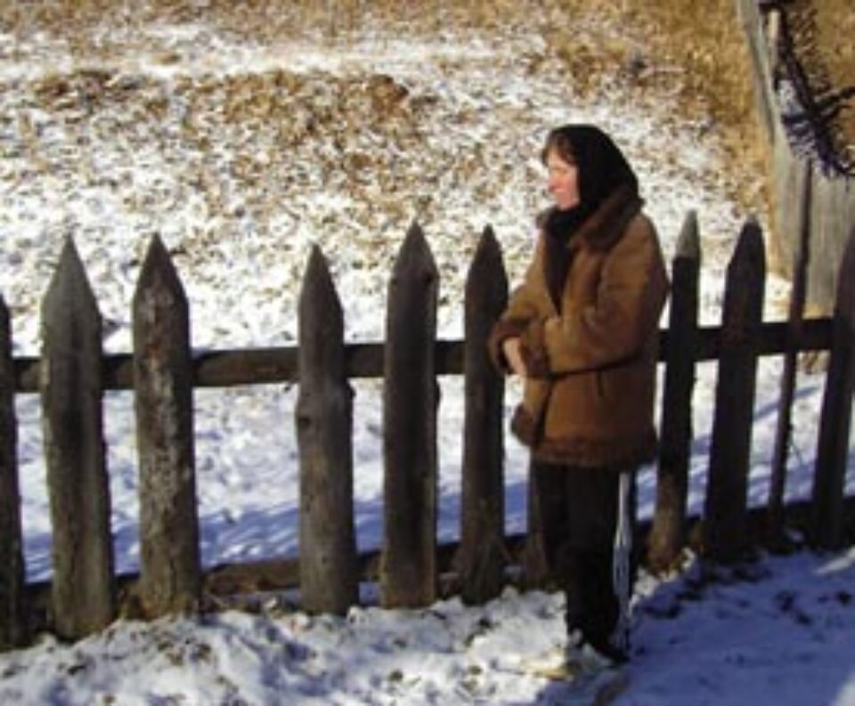 Fiica bătrânei arată locul în care a fost găsit cadavrul mamei sale Fiica bătrânei arată locul în care a fost găsit cadavrul mamei sale