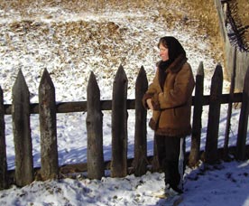 Fiica bătrânei arată locul în care a fost găsit cadavrul mamei sale