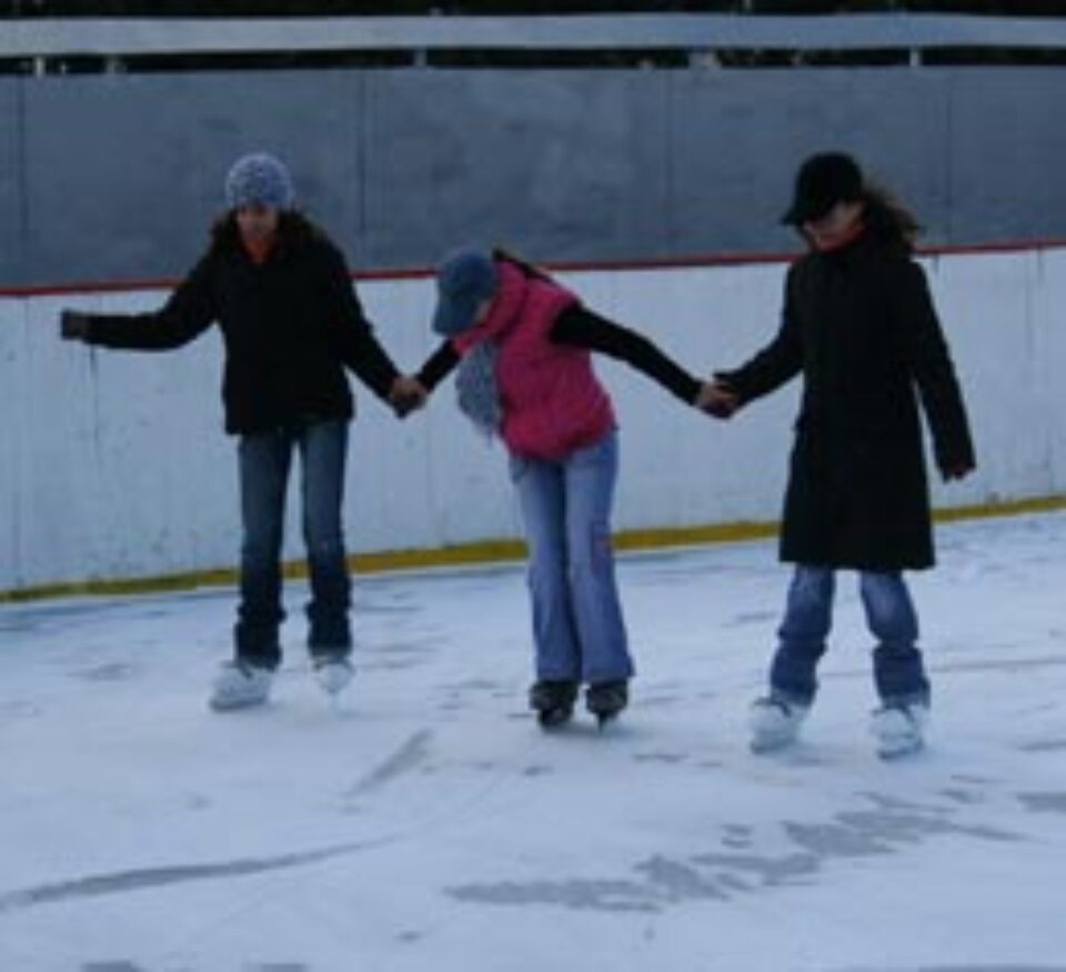 Patinoarul și-a deschis porțile în prima zi de Crăciun Patinoarul și-a deschis porțile în prima zi de Crăciun