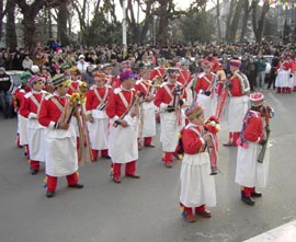 „Mascații” au adunat mii de oameni în centrul Sucevei