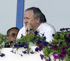 Porumboiu taie în carne vie