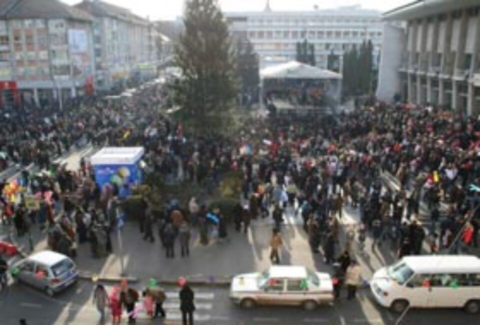 „Mascații” au adunat mii de oameni în centrul Sucevei