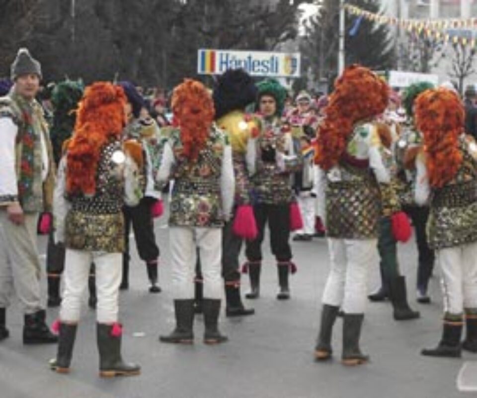 „Mascații” au adunat mii de oameni în centrul Sucevei