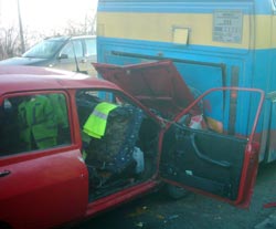 Orbit de razele de soare, s-a izbit cu mașina într-un autocar care staționa