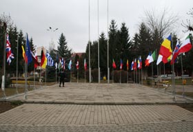 Steagurile țărilor comunitare, amplasate în Piața Uniunii Europene