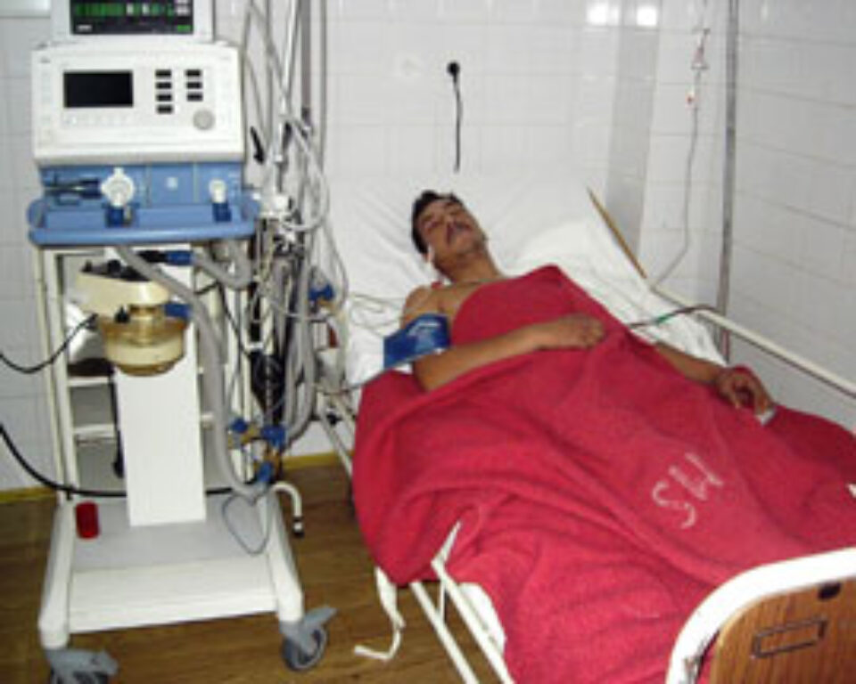 Tânăr înjunghiat în inimă, în timp ce dormea