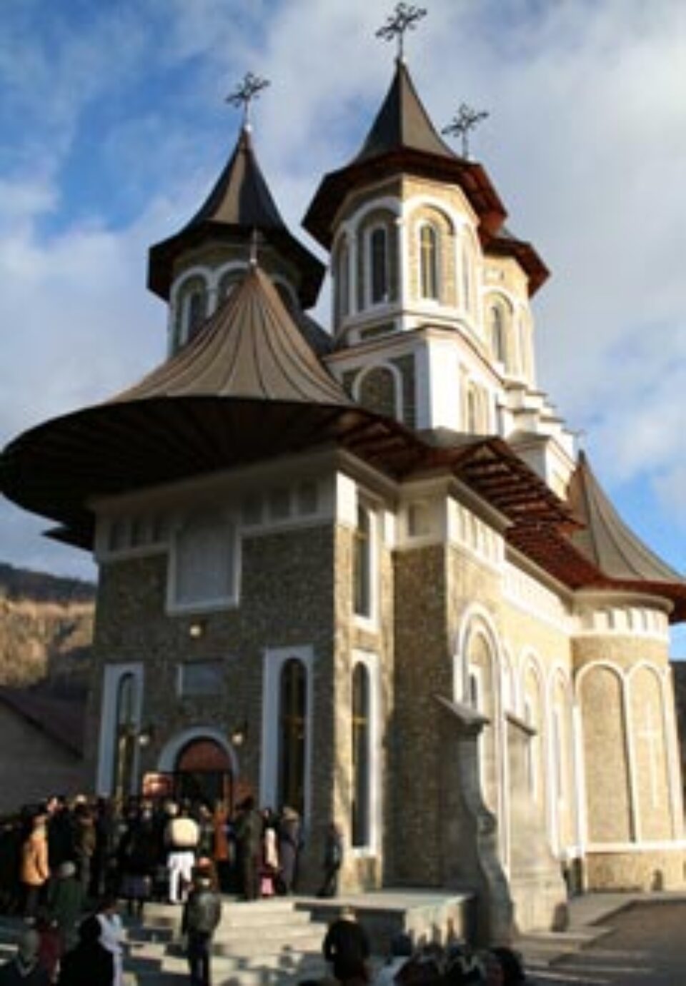 „Rodul bucovinenilor”- Biserica „Sf. Ioan Botezătorul” a fost sfințită „Rodul bucovinenilor”- Biserica „Sf. Ioan Botezătorul” a fost sfințită